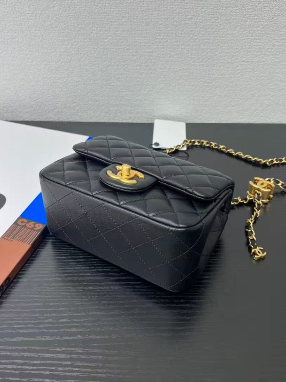 Classic Chanel Bag: A Stylish and Versatile Choice for Elegance - Picture 5 of 6